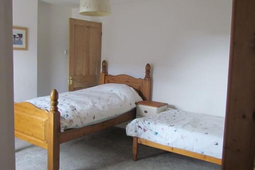 two twin beds in a room with at Welcoming cottage in Chichester near City Centre in Chichester