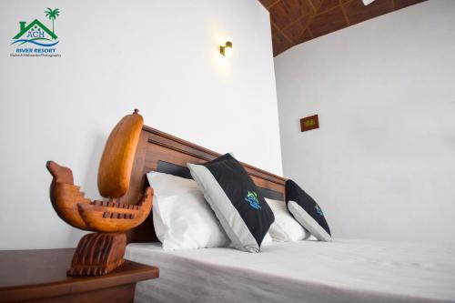 Postel nebo postele na pokoji v ubytování ACH RIVER RESORT