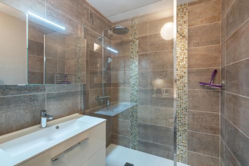 een badkamer met een douche, een toilet en een wastafel bij Kersalé in Bénodet