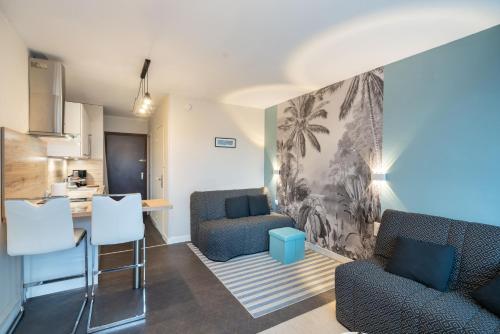 Il comprend un salon avec deux chaises et une cuisine. dans l'établissement Kersalé, à Bénodet