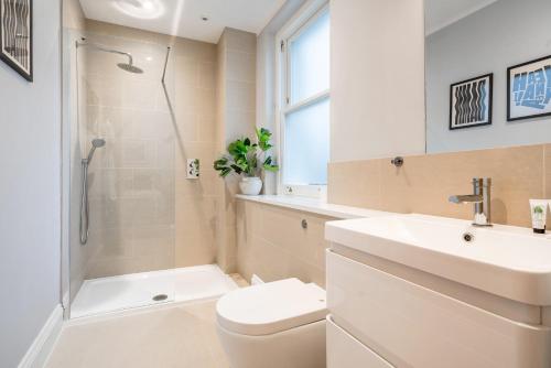 W łazience znajduje się toaleta, umywalka i prysznic. w obiekcie Be London - Maida Vale Residences w Londynie