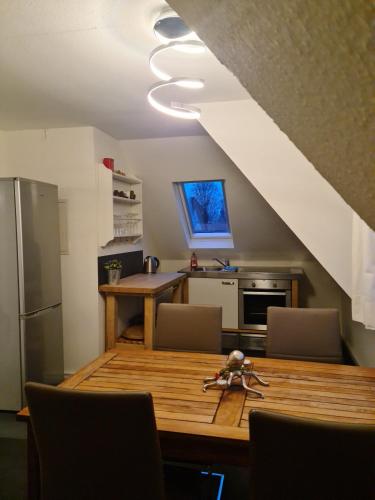 メシェデにあるfreundliche Unterkunft Sauerlandのキッチン(木製テーブル、椅子付)、ダイニングルーム
