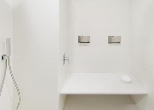 a white counter with two lights on top of it at Hotel Villa Franca in Positano