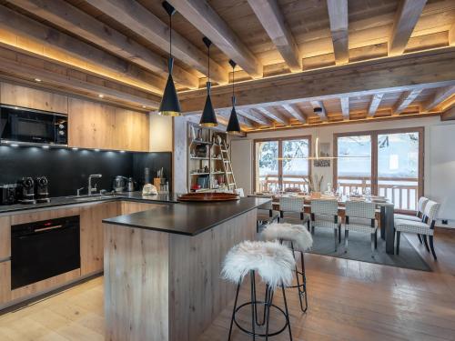 une cuisine avec un comptoir et une salle à manger dans l'établissement Chalet entièrement rénové au centre de Courchevel Village, idéal pour 10 adultes et 4 enfants - FR-1-562-50, à Courchevel