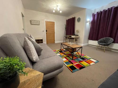 Posezení v ubytování Luxury 5 Star London Apartment - Parking, Garden, nr Greater London Metro Stations