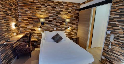 Ένα ή περισσότερα κρεβάτια σε δωμάτιο στο Hôtel Chastellares