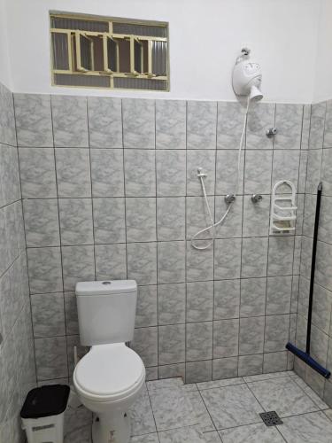 a bathroom with a toilet and a shower at CASA LUGAR TOP - prefeitura, UNITAU, hospital e Av do Povo in Taubaté