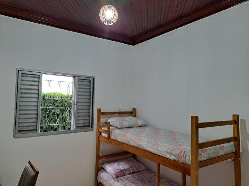 a bedroom with two bunk beds and a window at CASA LUGAR TOP - prefeitura, UNITAU, hospital e Av do Povo in Taubaté