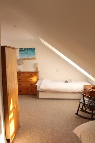 1 dormitorio con 1 cama y vestidor en el ático en Cippinstone, en Newport