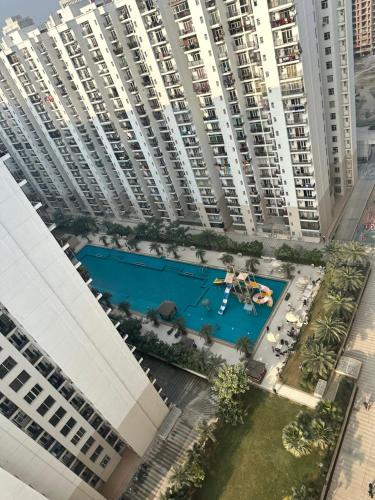 una vista aérea de un gran edificio de apartamentos con piscina en Villa Vista With Swimming Pool, en Lucknow