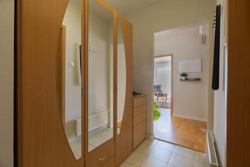 een hal met een grote houten dressoir en een spiegel bij S22 Apartment in Boedapest