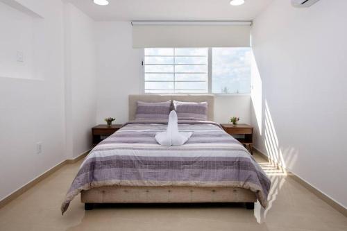Llit o llits en una habitació de Amara, depa con vista al mar