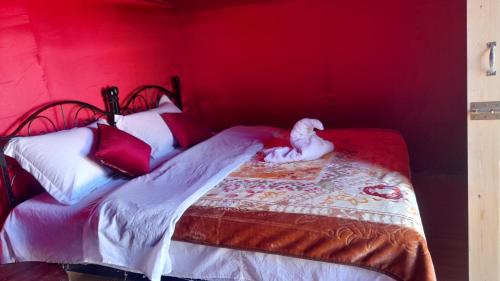 Ein Bett oder Betten in einem Zimmer der Unterkunft Luxury trek desert camp