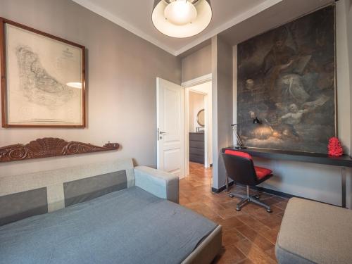 um quarto com uma cama, uma cadeira e um quadro em Casa Sofia em Gênova
