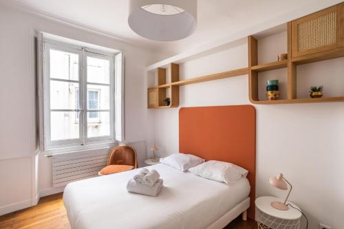 une chambre avec un lit avec des serviettes dessus dans l'établissement Le Cambronne - en Bail Mobilité, à Nantes