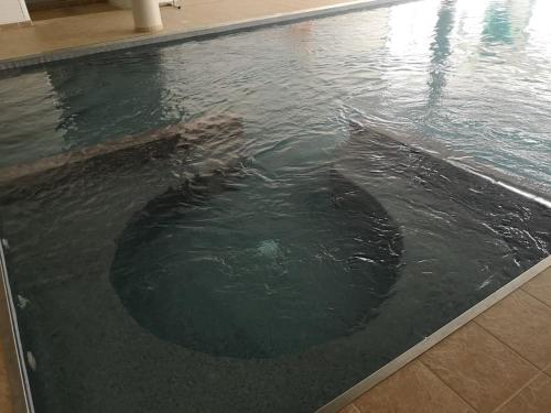Photo de la galerie de l'établissement Charmant T2 avec piscine chauffée, vue montagne, à Bagnères-de-Bigorre