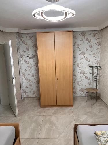 a room with a closet and a cabinet at LK FeWo in Heddesheim