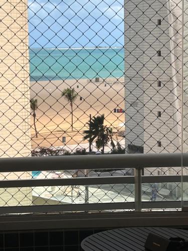 uma vista da praia da janela de um hotel em DN Apartamento no beach class ,VISTA MAR ,Fortaleza em Fortaleza
