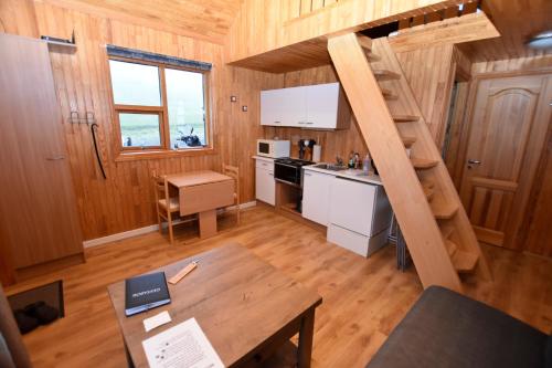 una pequeña cocina con una escalera en una casa pequeña en Sólbrekka Holiday Homes, en Mjóifjörður