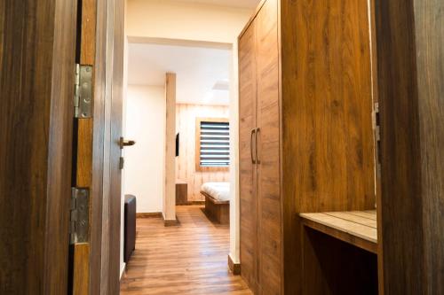 兰奇Hotel Sohrai Inn的有门通往卧室的走廊