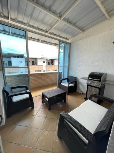 a room with furniture and a balcony with a grill at Casa completa con Aire Acondicionado, Calentador de Agua & Garaje privado in Palmira