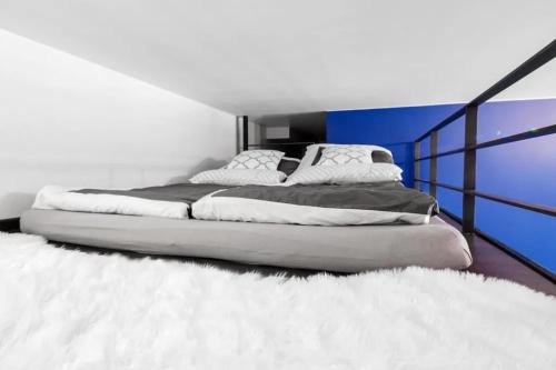 sypialnia z dużym łóżkiem i białym kocem w obiekcie Room Tour Lubomirskiego 23 w Krakowie
