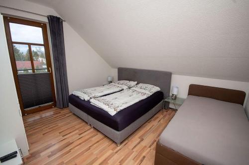 ein kleines Schlafzimmer mit einem Bett und einem Fenster in der Unterkunft Gästewohnung Wieck in Taucha