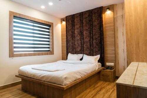 a bedroom with a large bed with a window at Hotel Sohrai Inn in Rānchī