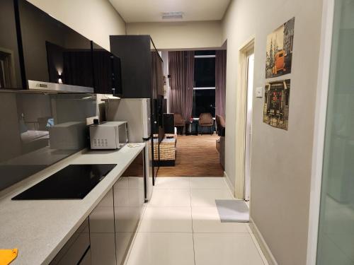 eine Küche mit schwarzen und weißen Arbeitsflächen und einen Flur in der Unterkunft Duplex Seaview Comfort Stay in City By IZ in George Town