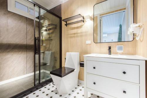 La salle de bains est pourvue de toilettes et d'une douche en verre. dans l'établissement Poollay StayX4 Poolvilla@Pattaya พัทยา, à Ban Huai Yai