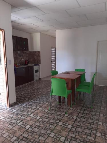 una habitación vacía con mesa y sillas verdes en MI REFUGIO en Belén