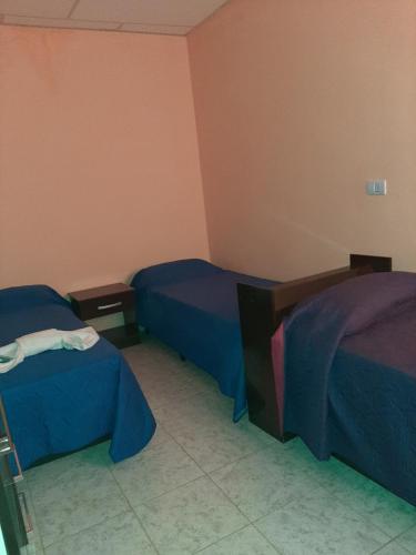 Habitación con 2 camas en una habitación en MI REFUGIO en Belén