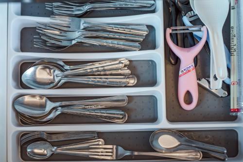 a drawer filled with utensils and spoons at Laboon Pool Villa บ้านพักส่วนตัวพร้อมสระว่ายน้ำ ชะอำ in Nikhom Sang Ton Eng Khuan Phet