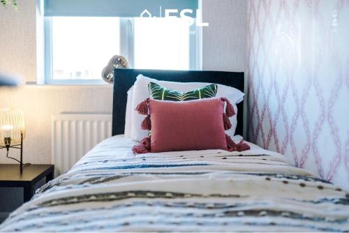 A bed or beds in a room at 3 Bedroom House with Garden and Driveway Parking - Less than 10 Mins from Chester City Centre