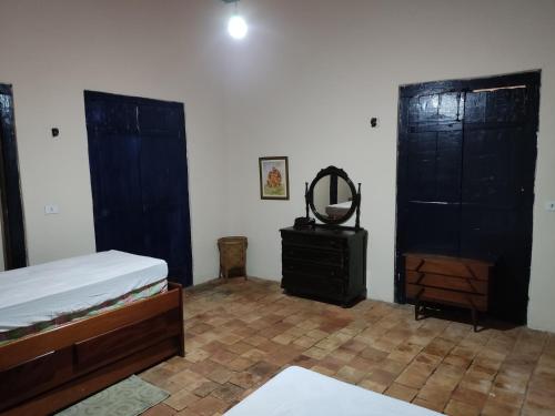 a bedroom with two beds and a dresser and a mirror at Casa Colonial no Centro in Carolina