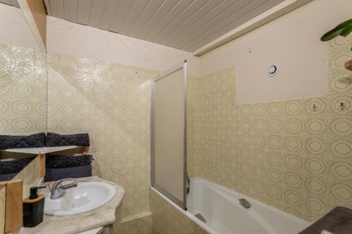 een badkamer met een wastafel en een douche bij Aux Bois dHermy in Marnaz