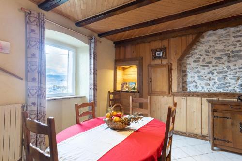 une salle à manger avec une table avec un bol de fruits dessus dans l'établissement Aux Bois dHermy, à Marnaz