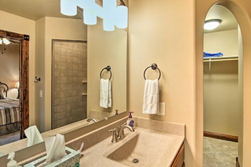 Bilik mandi di Black Hills Getaway with Deck - Near Hiking Trails!