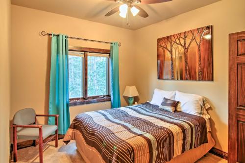 Katil atau katil-katil dalam bilik di Black Hills Getaway with Deck - Near Hiking Trails!