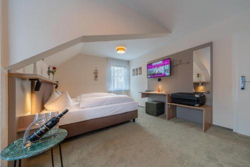 a hotel room with a bed and a television at Landhotel Salmen in Oberkirch