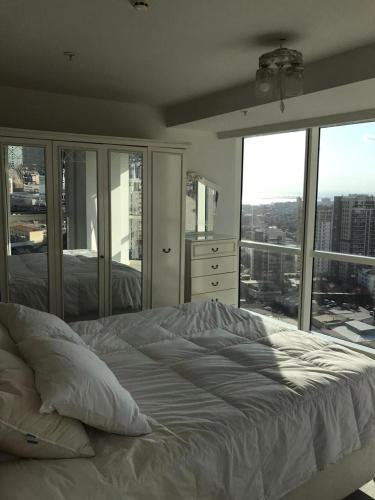 een slaapkamer met een groot bed en een groot raam bij MANDRAKE in Istanbul