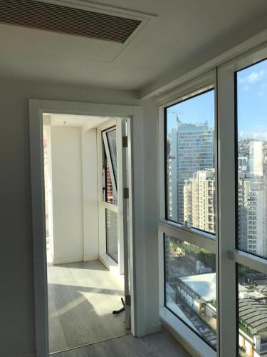 een lege kamer met 2 ramen en uitzicht op de stad bij MANDRAKE in Istanbul