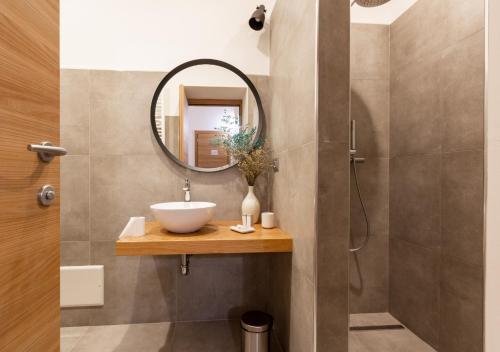 bagno con lavandino e specchio di Tenuta San Martino a Nusco