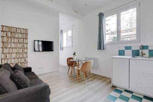 un salon avec un canapé et une table dans l'établissement Intimate apartment - 1BR-4P - Javel, à Paris