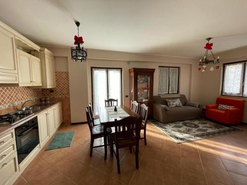 uma cozinha e sala de estar com mesa e cadeiras em Dreamy home em Ateleta
