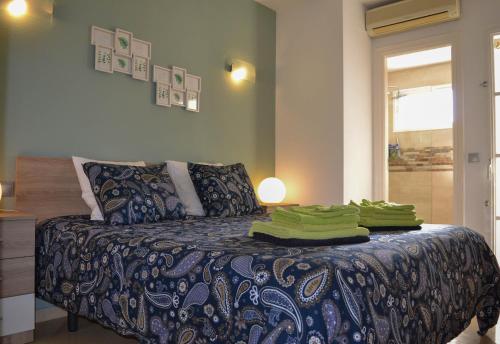 una camera con un letto e asciugamani verdi di Matchroom Perla Roja 2 a Mijas Costa