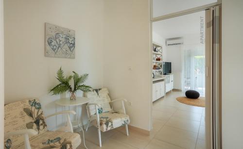 uma sala de estar com mesa e cadeiras e uma sala de jantar em Apartments Kaya em Pula