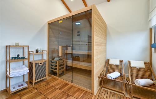 - une douche avec une porte en verre dans la chambre dans l'établissement Beautiful Home In Sedlarica With Kitchen, 