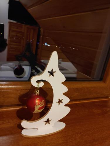 a white christmas ornament with a christmas ball and stars at U Chowańców in Bańska Niżna