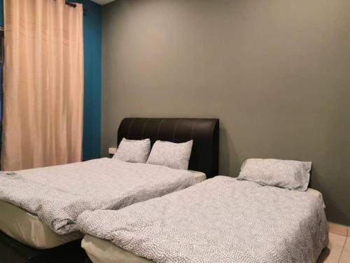 Tempat tidur dalam kamar di Green Hill Resort Tanah Rata 3R2B WiFi